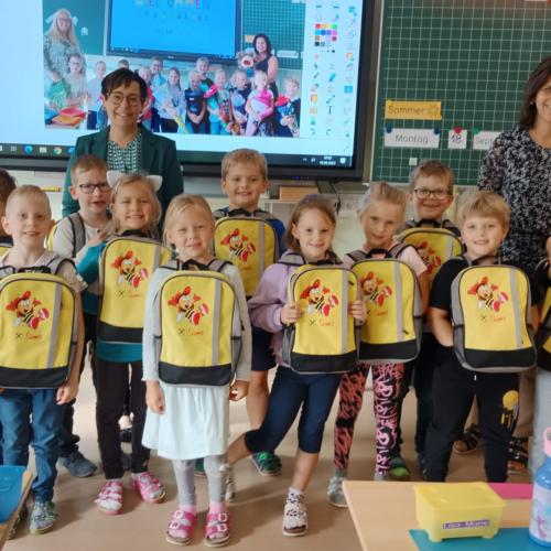 Besuch der Raika Buch bei den ersten Klassen