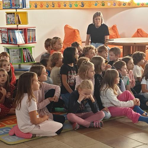 Preisverteilung durch das Büchereiteam für fleißige LeserInnen 2023