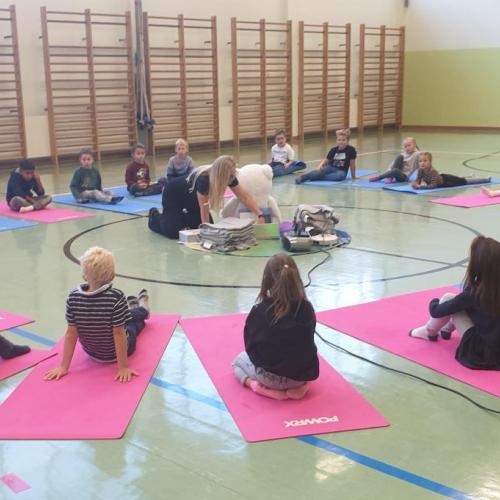 Yoga mit Michaela Troyer- 2. Klassen 2024