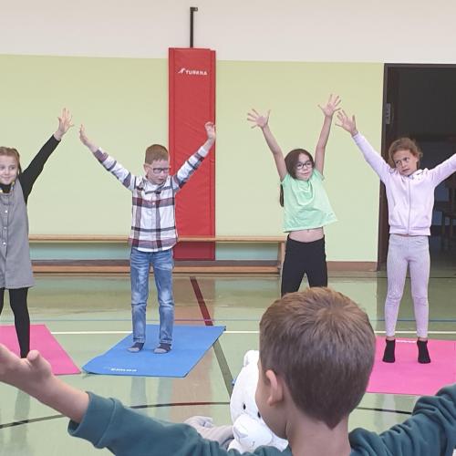Yoga mit Michaela Troyer- 2. Klassen 2024