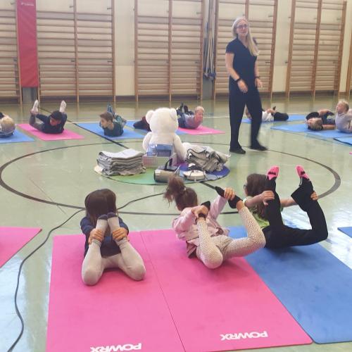 Yoga mit Michaela Troyer- 2. Klassen 2024