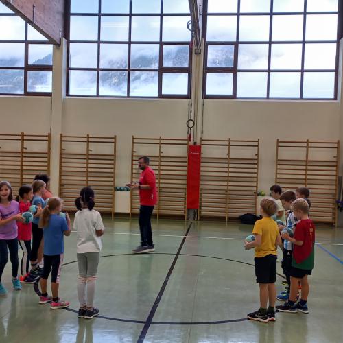 Handballtrainig mit Trainer Benny vom Handball Tirol 2024