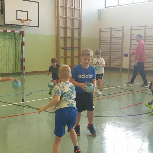 Handballtrainig mit Trainer Benny vom Handball Tirol 2024