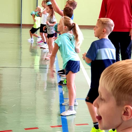 Handballtrainig mit Trainer Benny vom Handball Tirol 2024