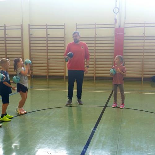 Handballtrainig mit Trainer Benny vom Handball Tirol 2024