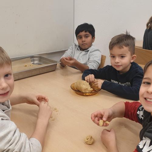 Weihnachtsbäckerei- 2. Klassen 2024