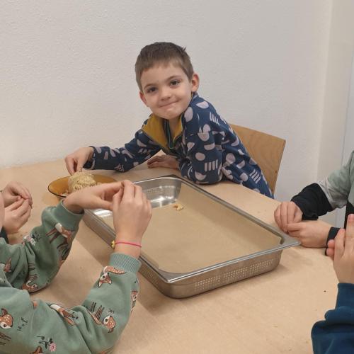 Weihnachtsbäckerei- 2. Klassen 2024