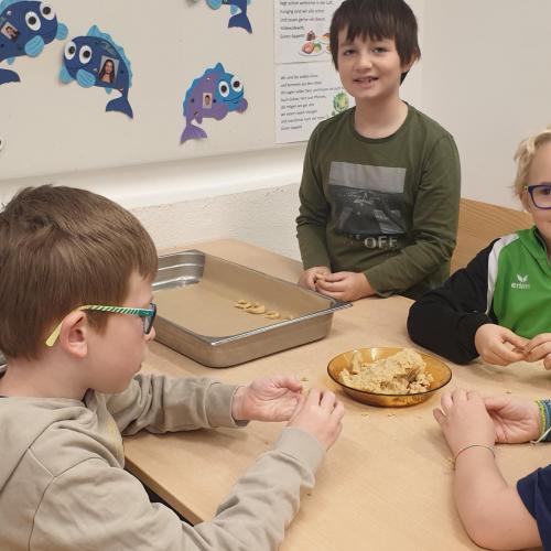 Weihnachtsbäckerei- 2. Klassen 2024
