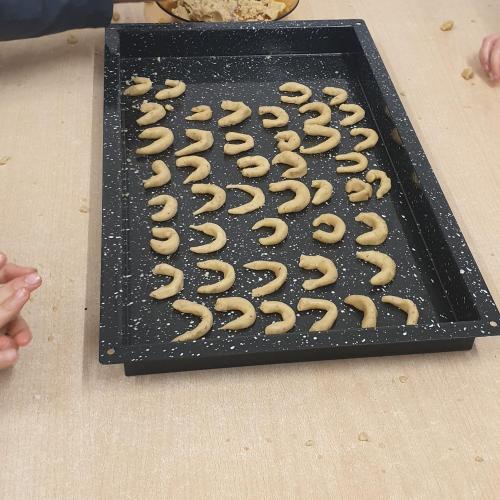 Weihnachtsbäckerei- 2. Klassen 2024