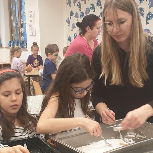 Weihnachtsbäckerei- 2. Klassen 2024