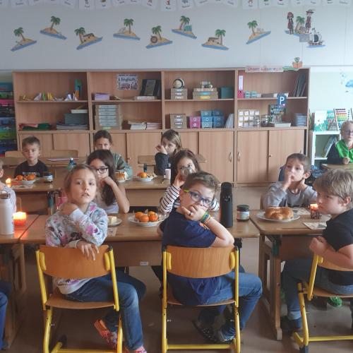 Weihnachtsbäckerei- 2. Klassen 2024