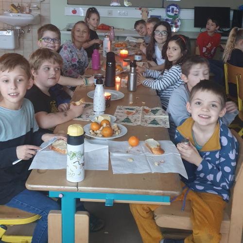 Weihnachtsbäckerei- 2. Klassen 2024
