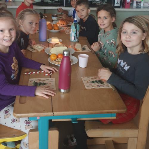 Weihnachtsbäckerei- 2. Klassen 2024
