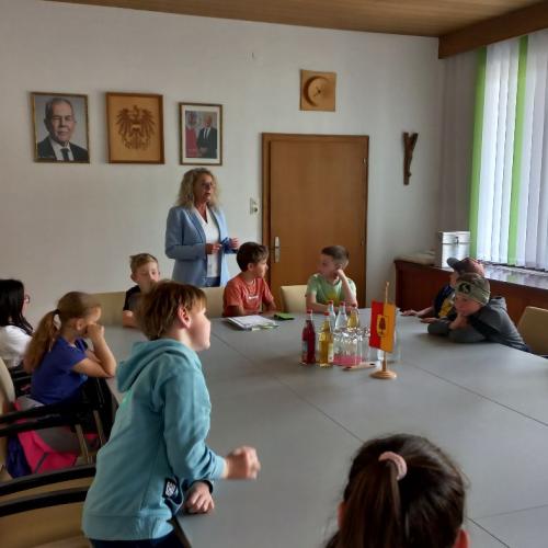 Besuch der dritten Klassen bei der Gemeinde- 2025