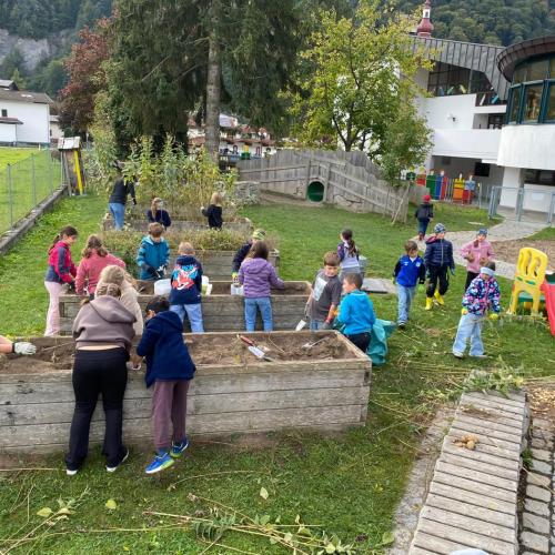 Schulgarten im Herbst 2026- jäten und setzen von Pflanzen