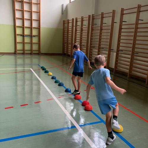 Stationsbetrieb im Turnsaal- 2B Klasse 2026