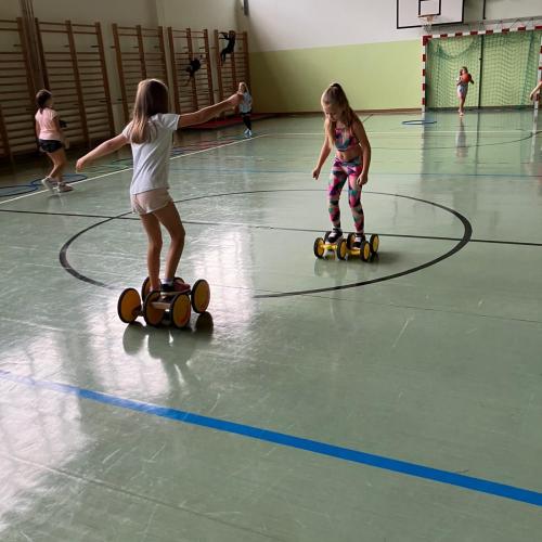 Stationsbetrieb im Turnsaal- 2B Klasse 2026