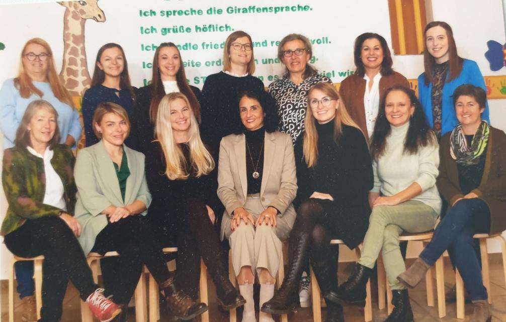 Dir. Heidrun Röck mit Lehrerinnen und Schulassistentinnen der VS St. Margarethen