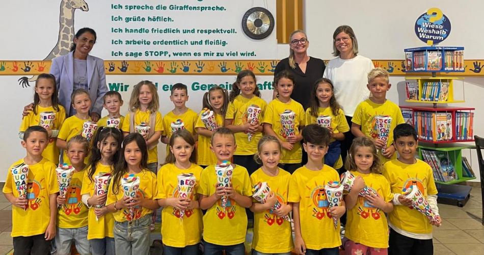 1. Klasse mit ihrer Lehrerin Anita Wallner, Dir Heidrun Röck und Michaela Troyer 2026-27